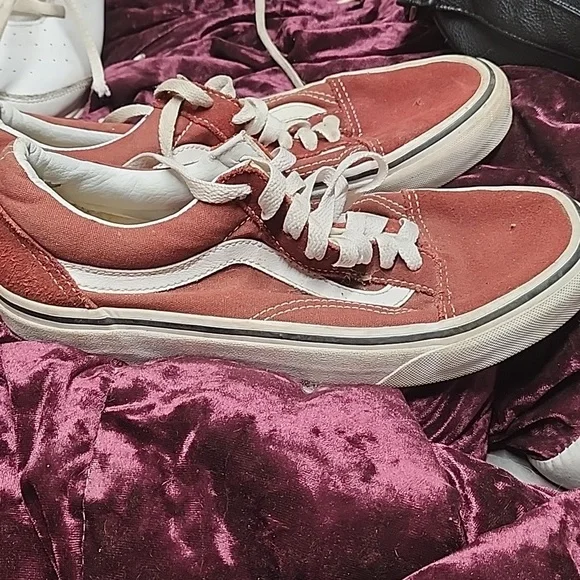 Red and white vans - Picture 3 of 3